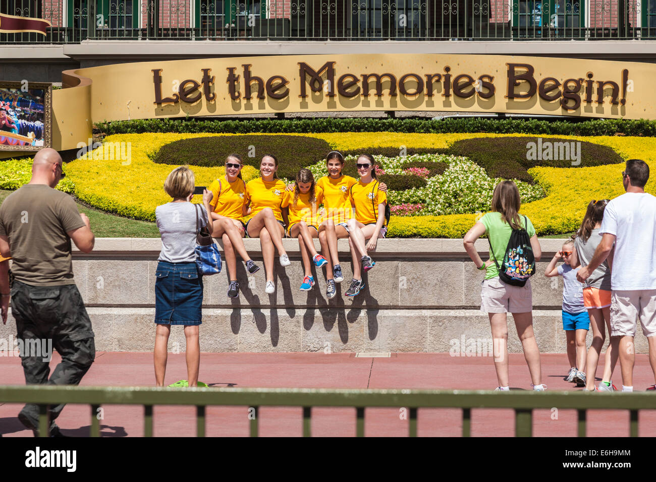 Touristengruppen posieren für Fotos vor dem Eingang, das Magic Kingdom im Walt Disney World, Florida Stockfoto
