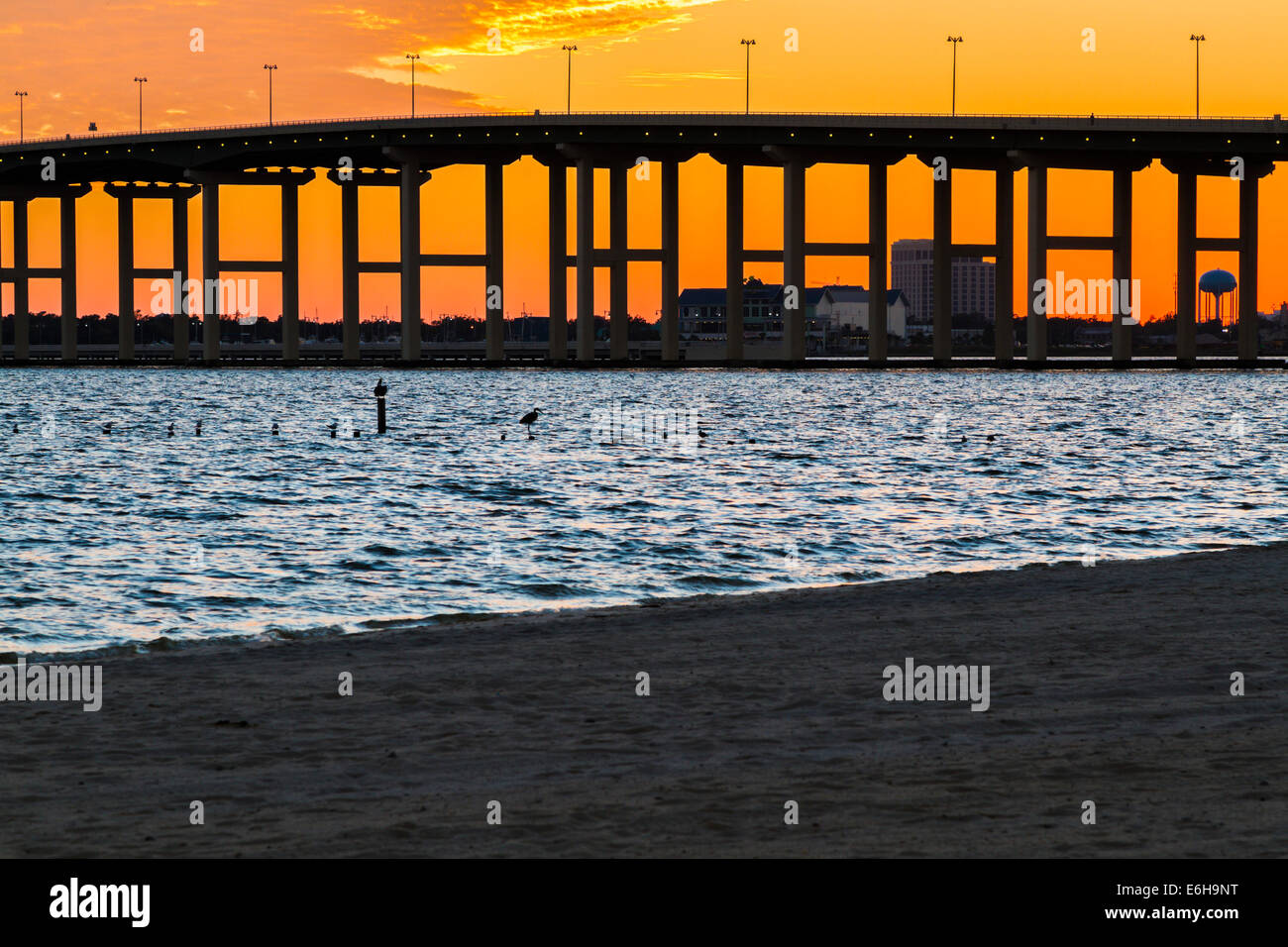 Dramatischen Sonnenuntergang hinter Biloxi Ocean Springs Back Bay-Brücke über den Mississippi Gulf Coast, USA Stockfoto