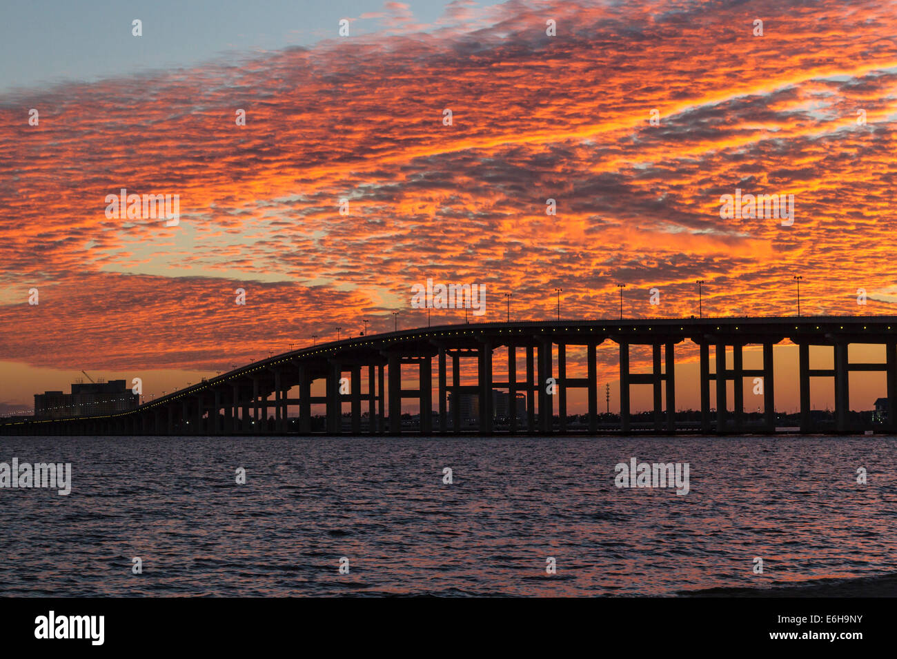 Dramatischen Sonnenuntergang hinter Biloxi Ocean Springs Back Bay-Brücke über den Mississippi Gulf Coast, USA Stockfoto