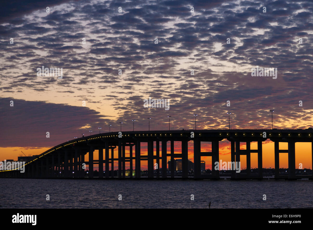 Dramatischen Sonnenuntergang hinter Biloxi Ocean Springs Back Bay-Brücke über den Mississippi Gulf Coast, USA Stockfoto