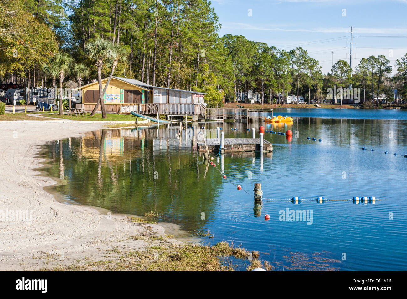 Strandbad und Restaurant im Flamingo Lake RV Resort in Jacksonville, Florida Stockfoto