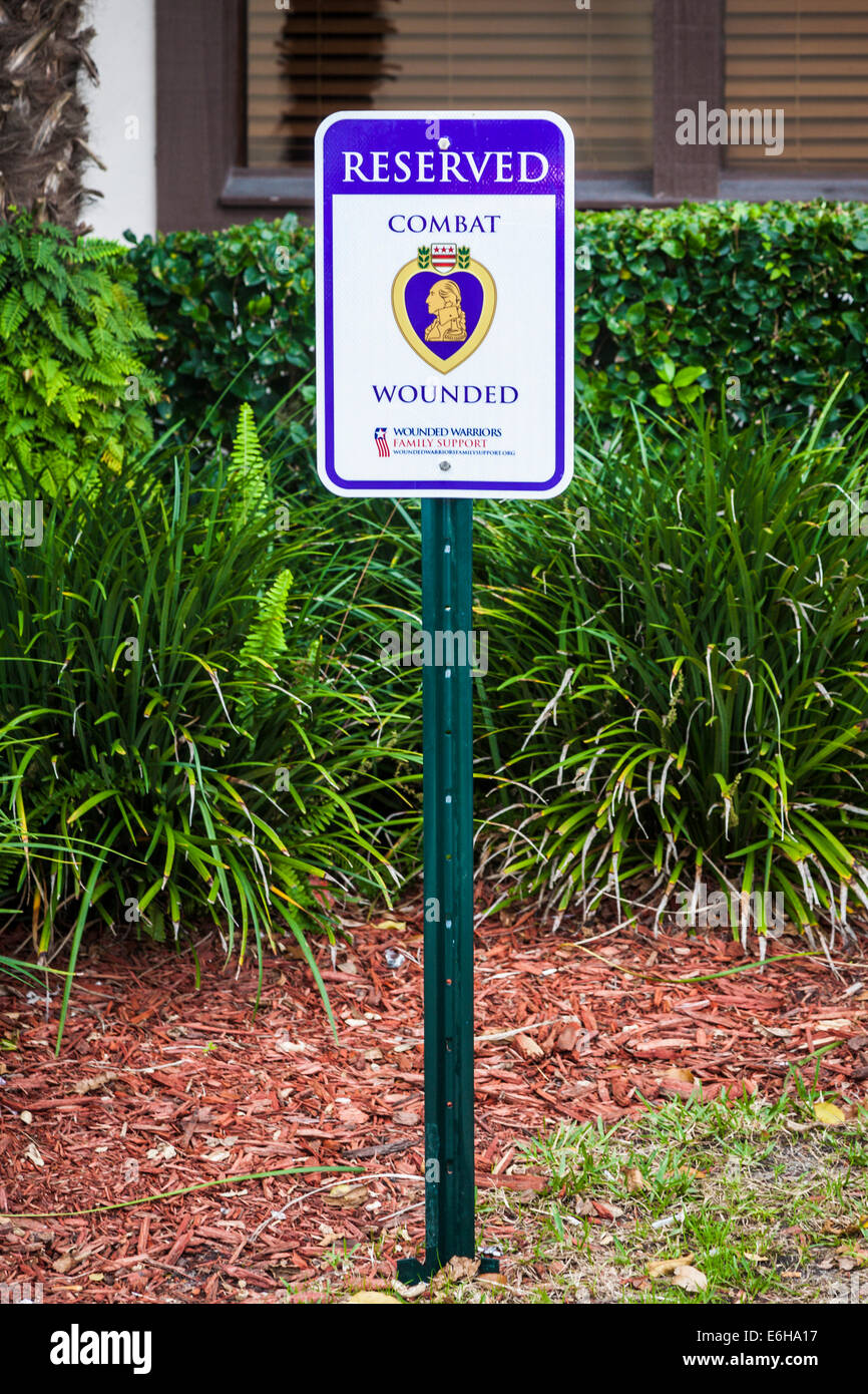 Zeichen Marken Parkplatz reserviert für Bekämpfung der Verwundeten Veteranen im Restaurant in Florida Stockfoto