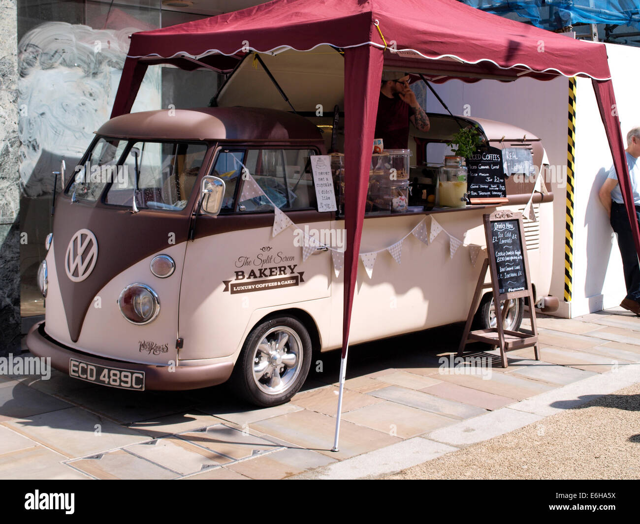 VW geteilten Bildschirm Café auf Rädern, Worcester, Großbritannien Stockfoto