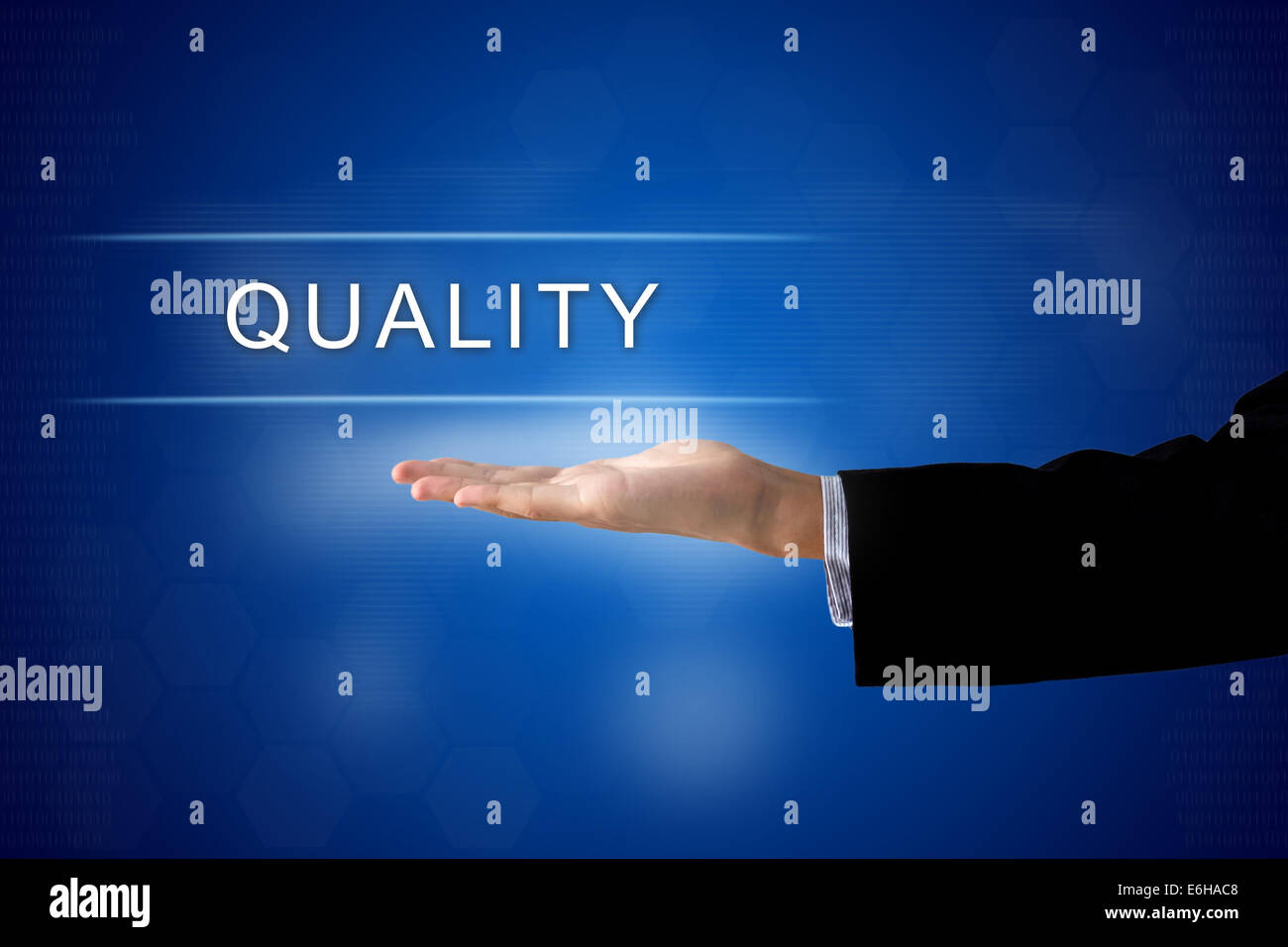 Schaltfläche "Qualität" mit hand auf eine Touchscreen-Oberfläche Stockfoto