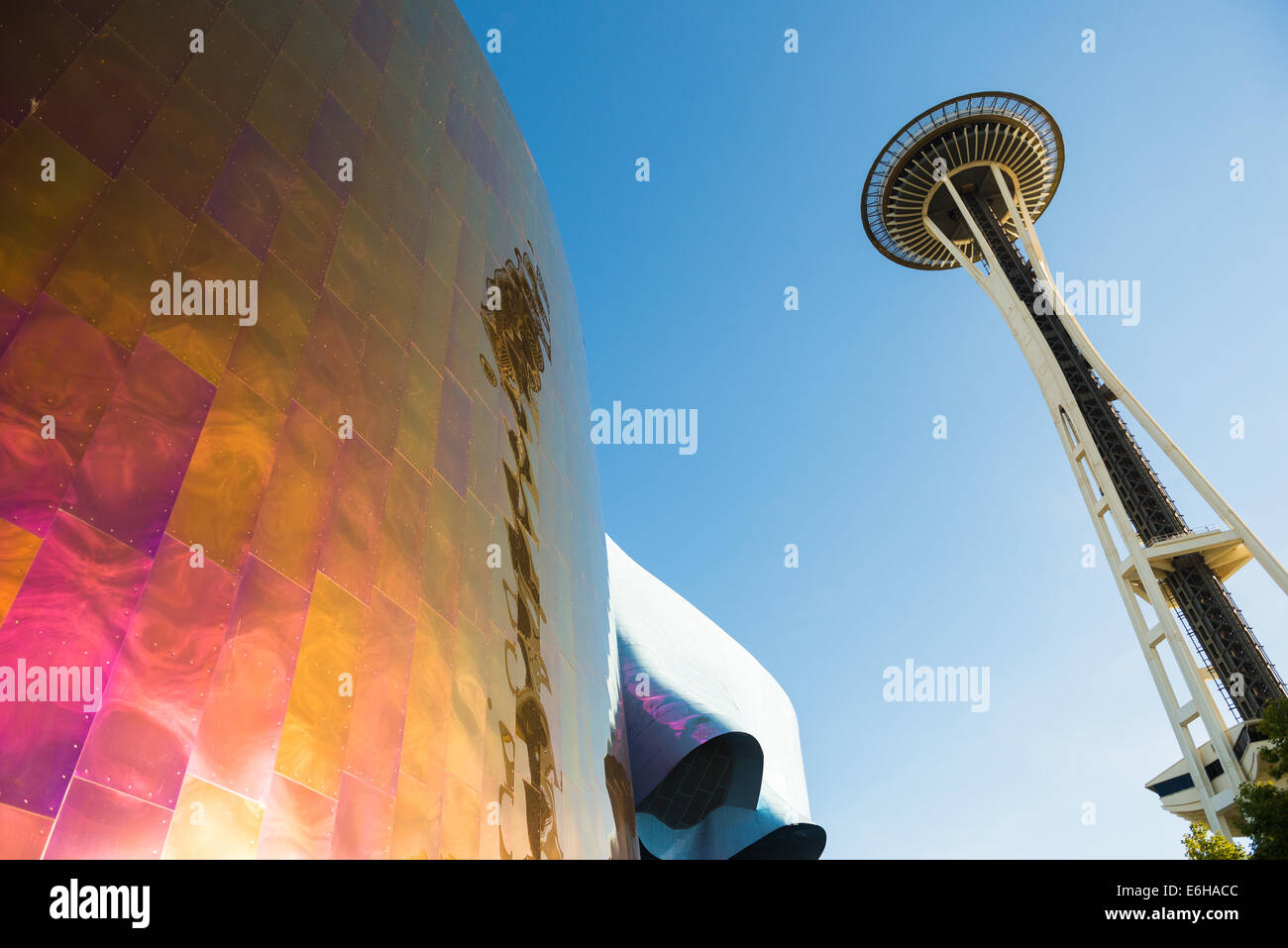 Außenseite des Experience Music Project Museum mit Space Needle reflektiert Stockfoto