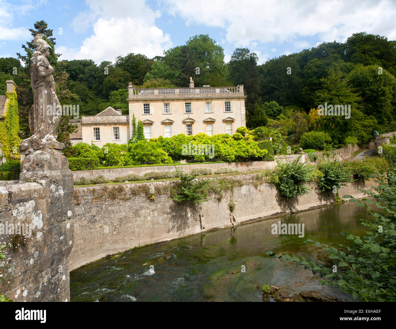 Die klassische Fassade des Iford Manor, Fluss Avon, Freshford, Wiltshire, England, Großbritannien Stockfoto