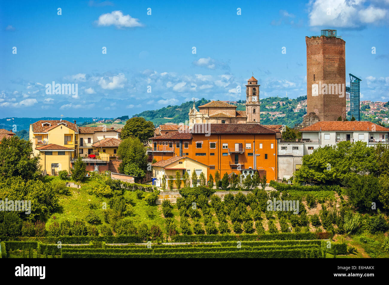 Italien-Piemont-Langhe-Barbaresco Ansicht mit Weinbergen Stockfoto