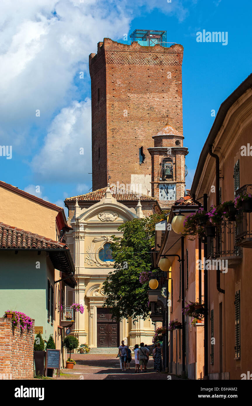 Italien-Piemont-Langhe-Barbaresco der Kirche und der Turm Stockfoto