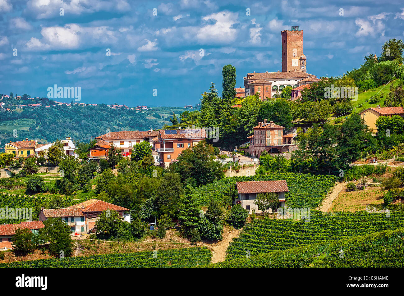 Italien-Piemont-Langhe-Barbaresco Ansicht mit Weinbergen Stockfoto