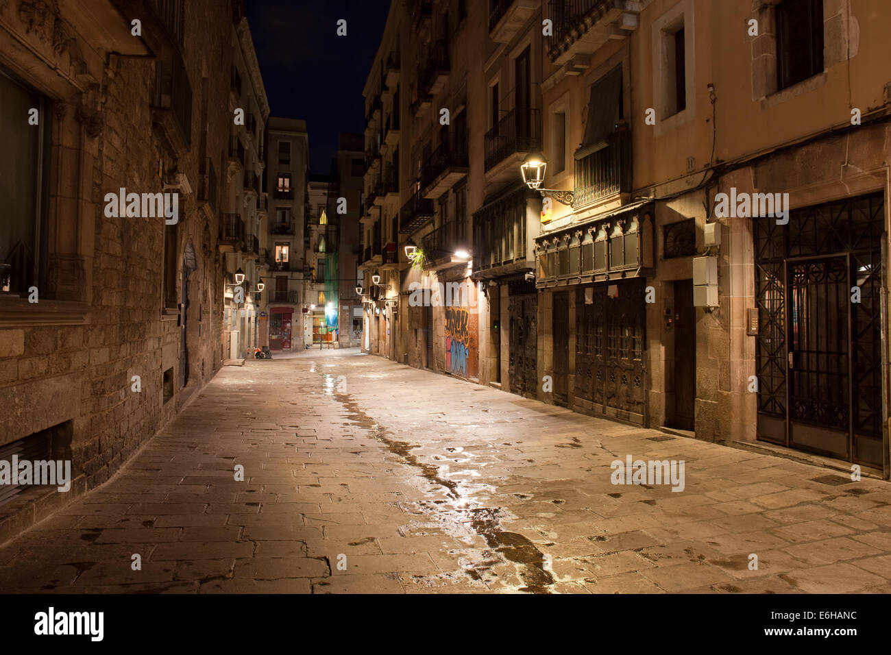 Nacht im gotischen Viertel (Barri Gotic) von Barcelona in Katalonien, Spanien. Stockfoto