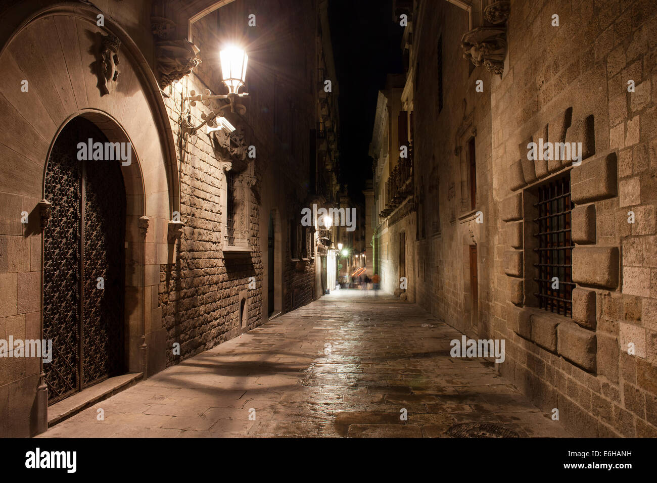 Straße im alten gotischen Viertel (Barri Gotic) von Barcelona in der Nacht in Katalonien, Spanien. Stockfoto