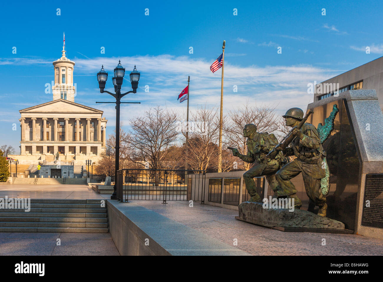 Tennessee State Capital Building ragt hinter dem Korea-Krieg-Denkmal im War Memorial Plaza in der Innenstadt von Nashville, Tennessee Stockfoto