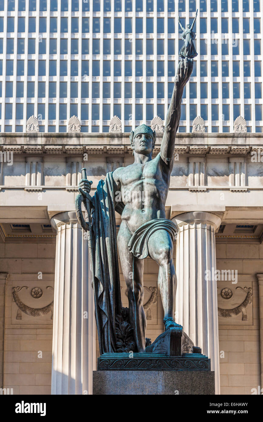 William Snodgrass Tennessee Turm hinter Bronzestatue Sieg im Krieg Memorial Plaza in der Innenstadt von Nashville, Tennessee Stockfoto