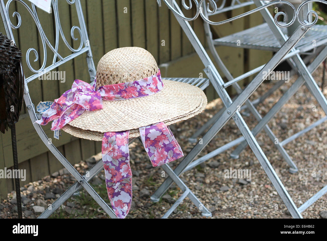 Damen Stroh Hut auf Sitz Stockfoto