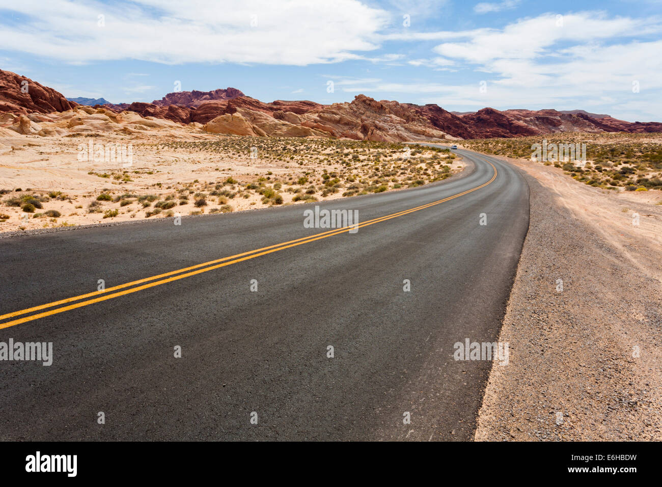 Straße führt Besucher durch Felsformationen und Wüstenvegetation im Valley of Fire State Park in der Nähe von Overton, Nevada Stockfoto