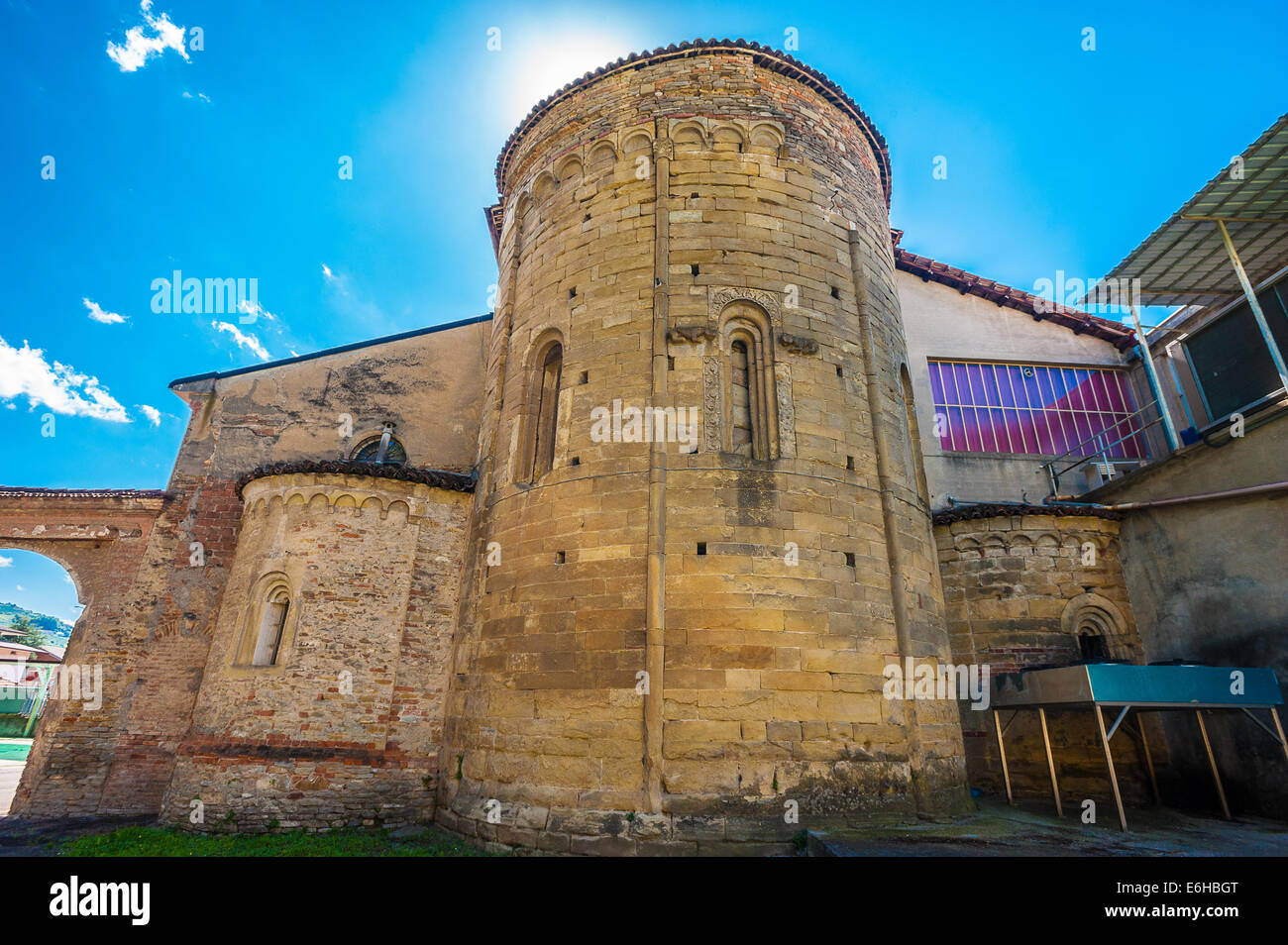 Italien Piemont Langhe Santo Stefano Belbo Abtei von St. Gaudenzio jetzt ein integraler Bestandteil einer Fabrik und als ein Haus Stockfoto