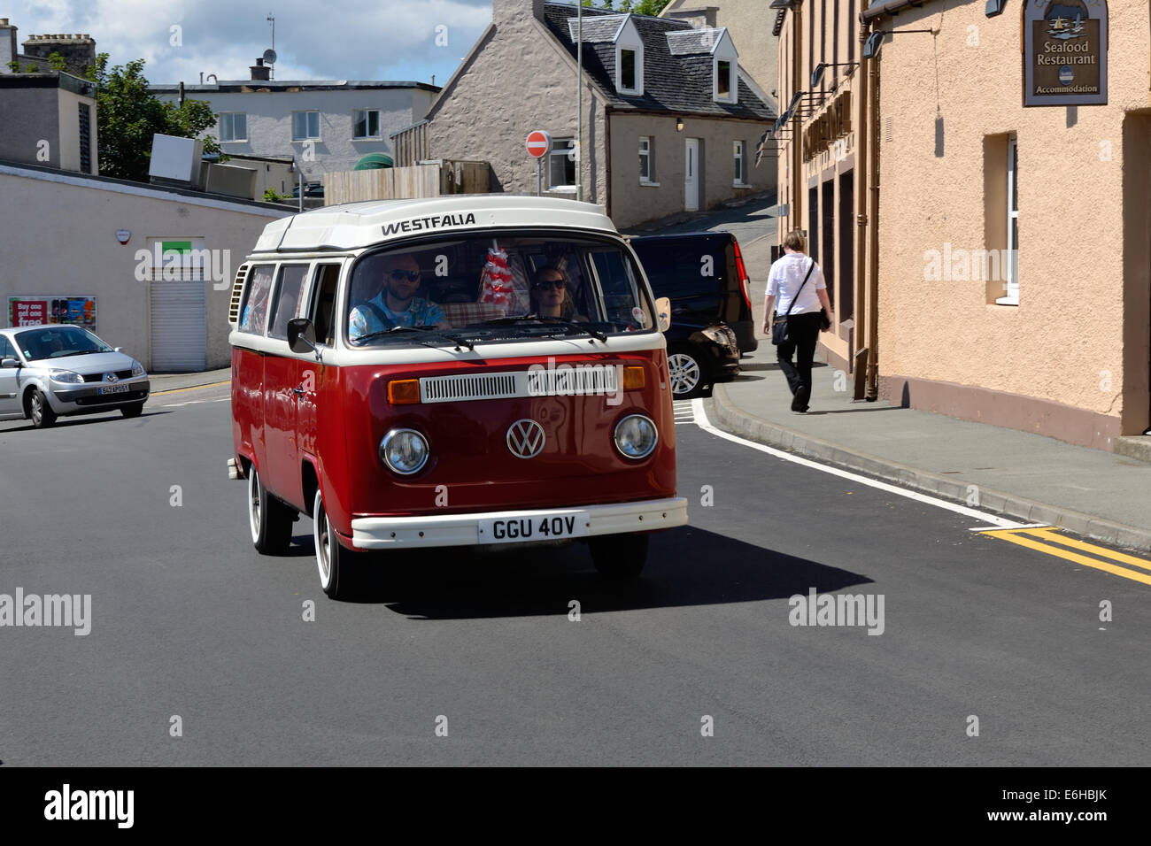 Volkswagen Wohnmobil fahren durch Portree auf der Isle Of Skye, Schottland Stockfoto