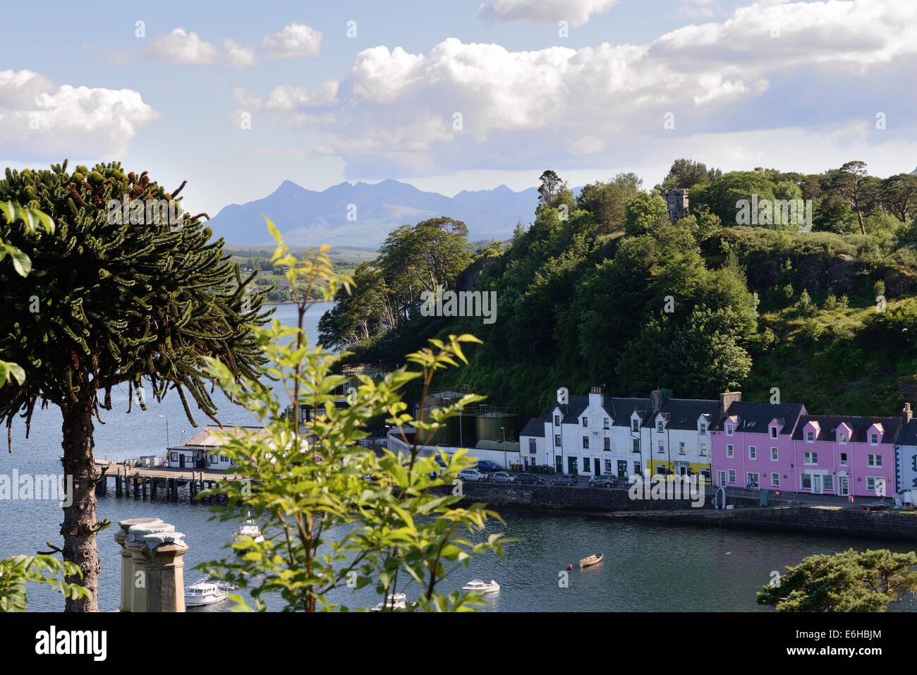 Mit Blick auf Portree Pier auf der Isle Of Skye, innere Hebriden, Schottland, von dem Hügel oben Stockfoto