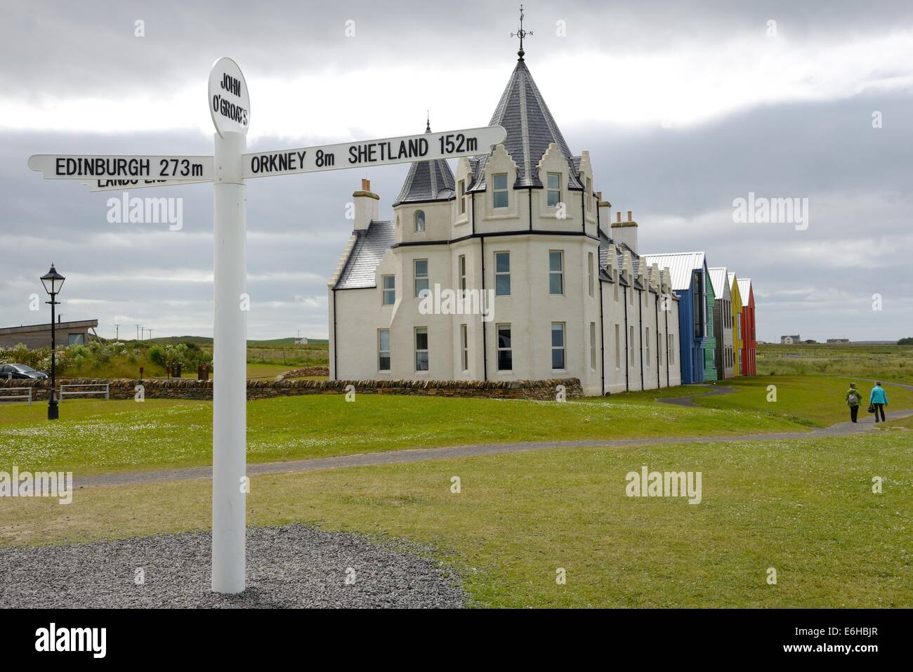 Entfernungs- und Richtungsschild bei John o' Groats, das den weitesten Punkt von Land's End auf den Britischen Inseln markiert Stockfoto