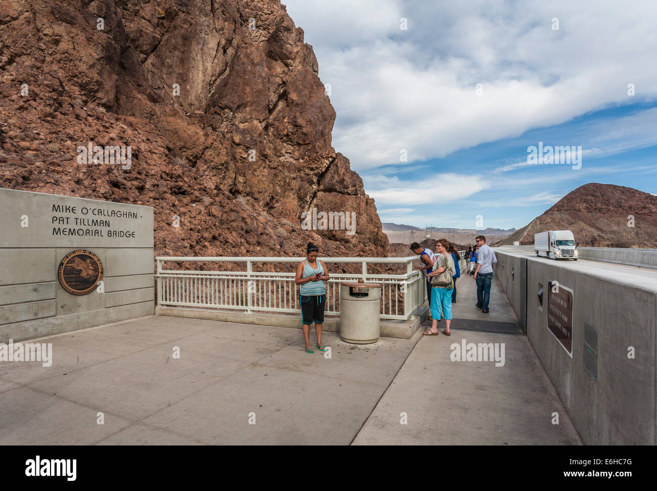 Touristen auf Mike O'Callaghan - Pat Tillman Memorial Bridge über den Colorado River in der Nähe von Boulder City, Nevada Stockfoto