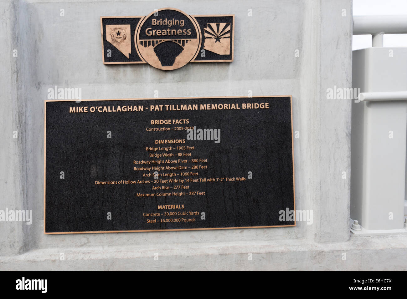 Gedenktafel am Ende von Mike O'Callaghan - Pat Tillman Memorial Bridge am Hoover-Damm über den Colorado River in der Nähe von Boulder City, Nevada Stockfoto