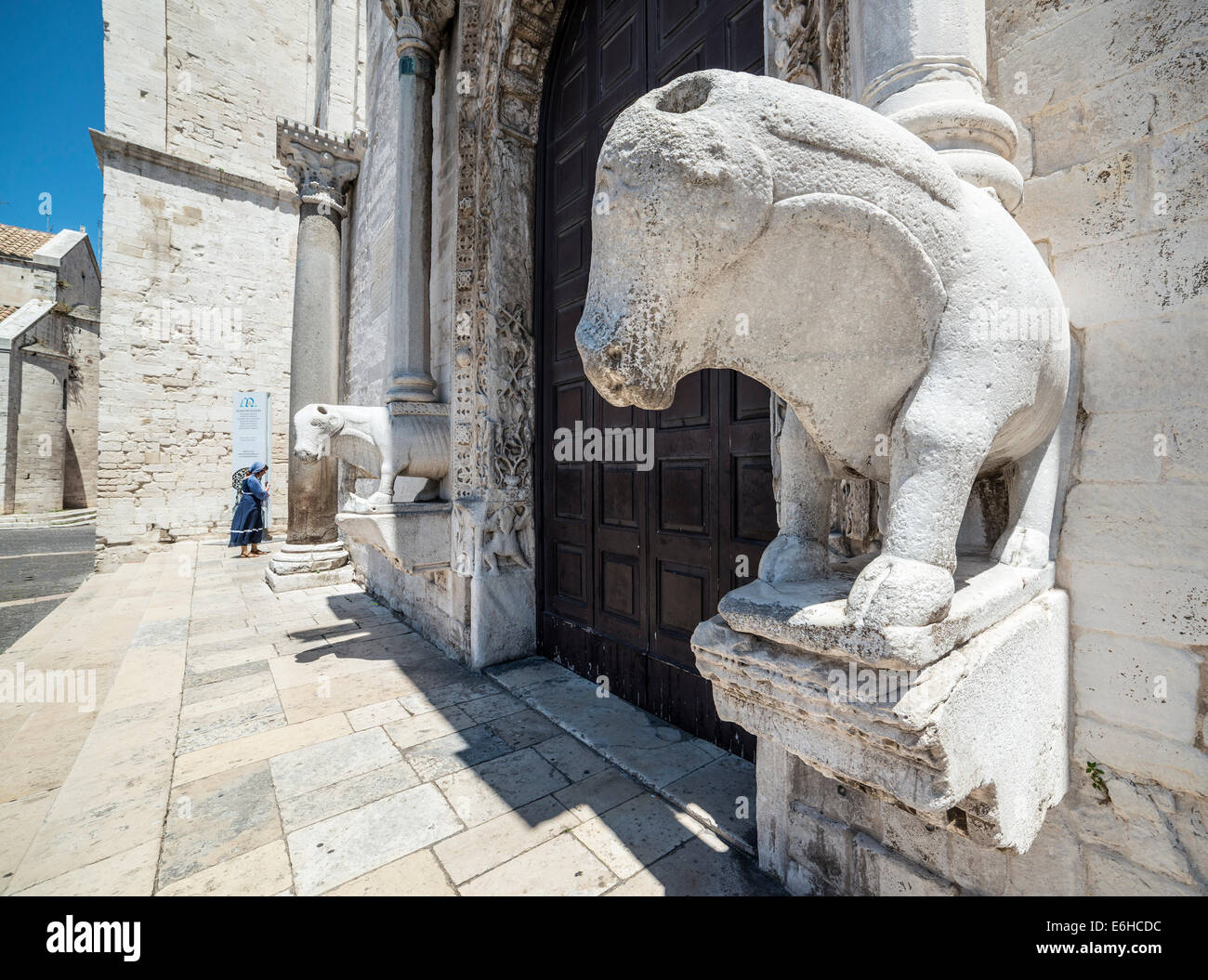 Zwei steinerne Stiere tragende Säulen am Eingang der Basilika di San Nicola, St Nicholas Basilica in Bari Altstadt, Puglia Stockfoto