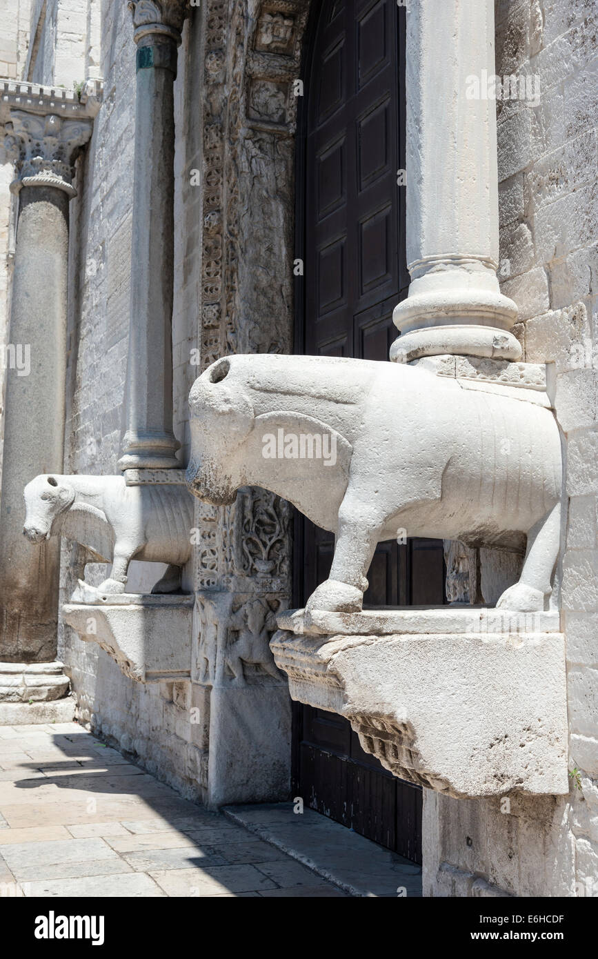 Zwei steinerne Stiere tragende Säulen am Eingang der Basilika di San Nicola, St Nicholas Basilica in Bari Altstadt, Pugli Stockfoto