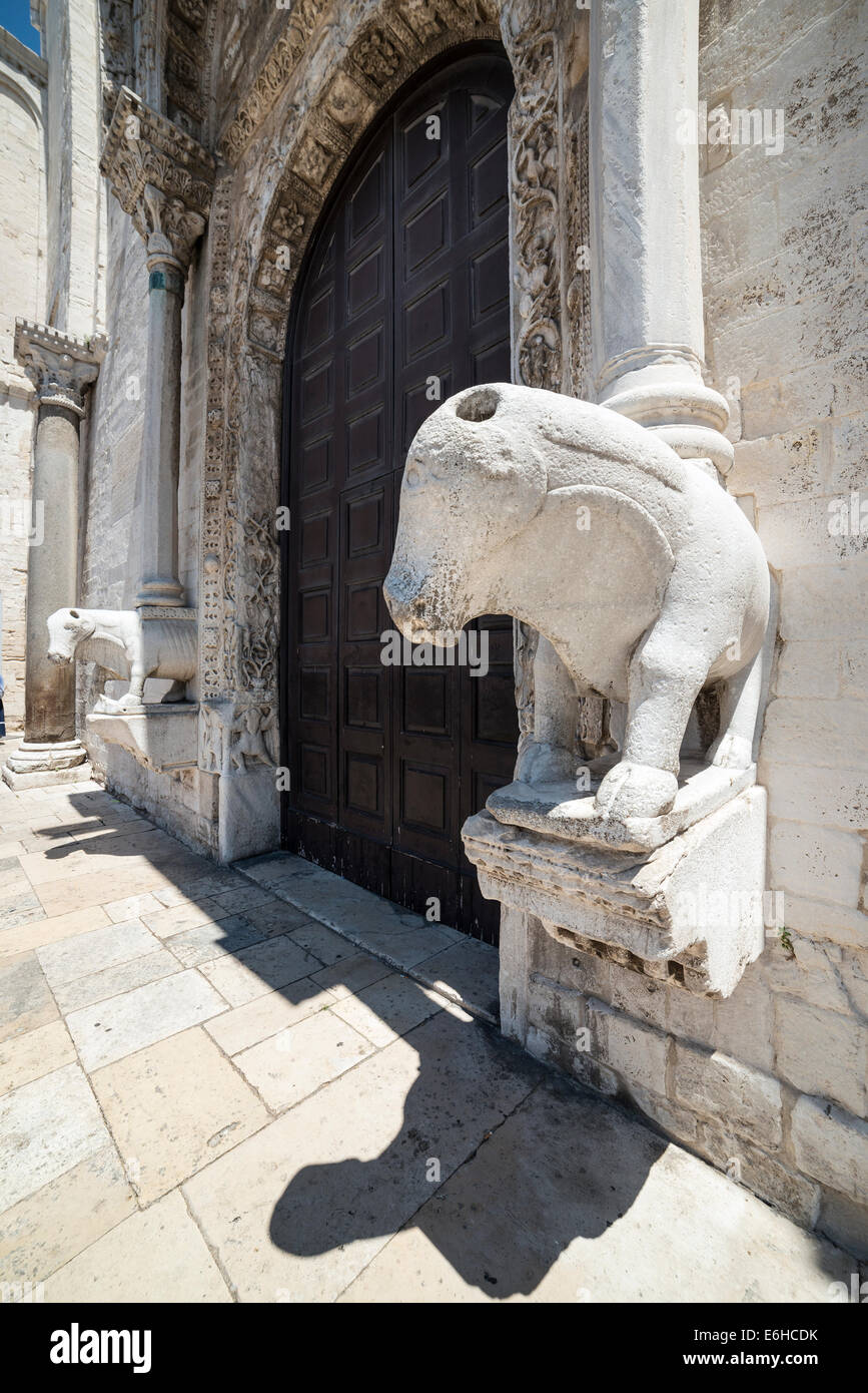 Zwei steinerne Stiere tragende Säulen am Eingang der Basilika di San Nicola, St Nicholas Basilica in Bari Altstadt, Pugli Stockfoto