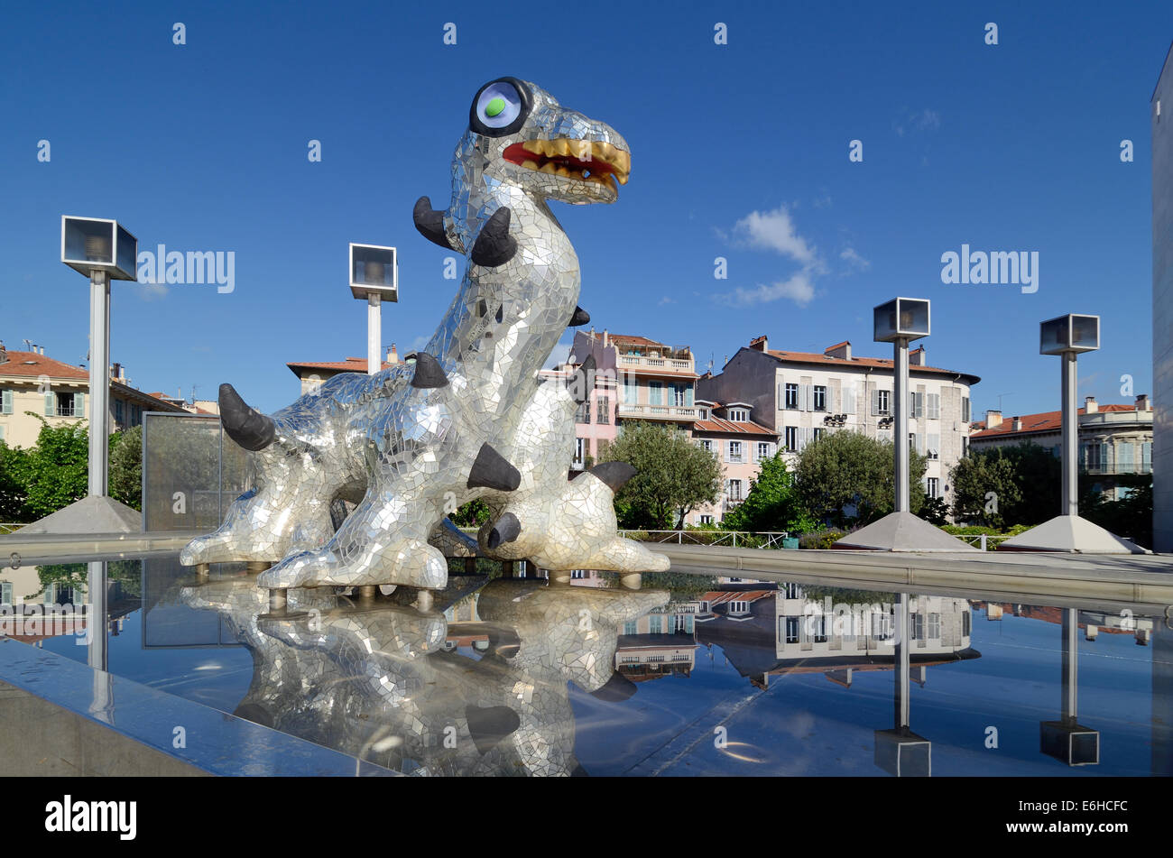 Loch Ness Monster Skulptur & Brunnen (1993) von Niki de Saint Phalle vor der modernen Kunstmuseum MAMAC Nizza Frankreich Stockfoto