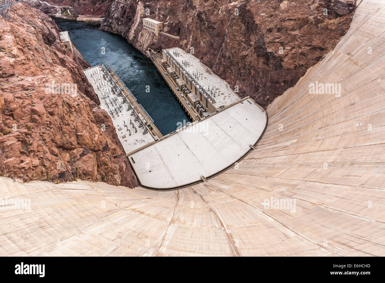 Suchen Sie auf der Vorderseite der Hoover-Damm in den Black Canyon des Colorado River in der Nähe von Boulder City, Nevada Stockfoto