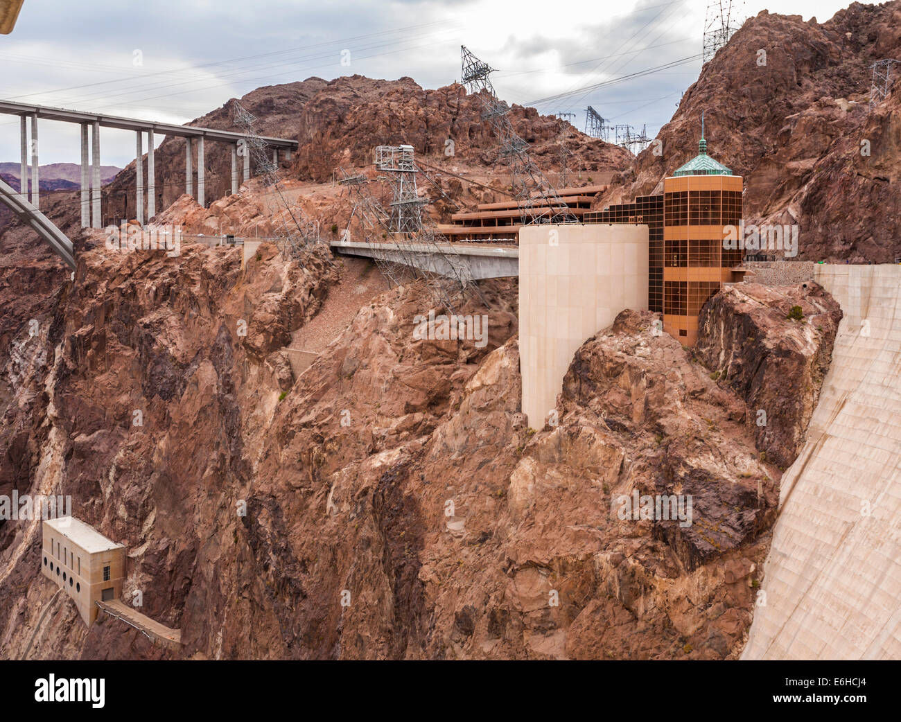 Besucher-center und bypass-Brücke am Hoover-Damm in den Black Canyon des Colorado River in der Nähe von Boulder City, Nevada Stockfoto