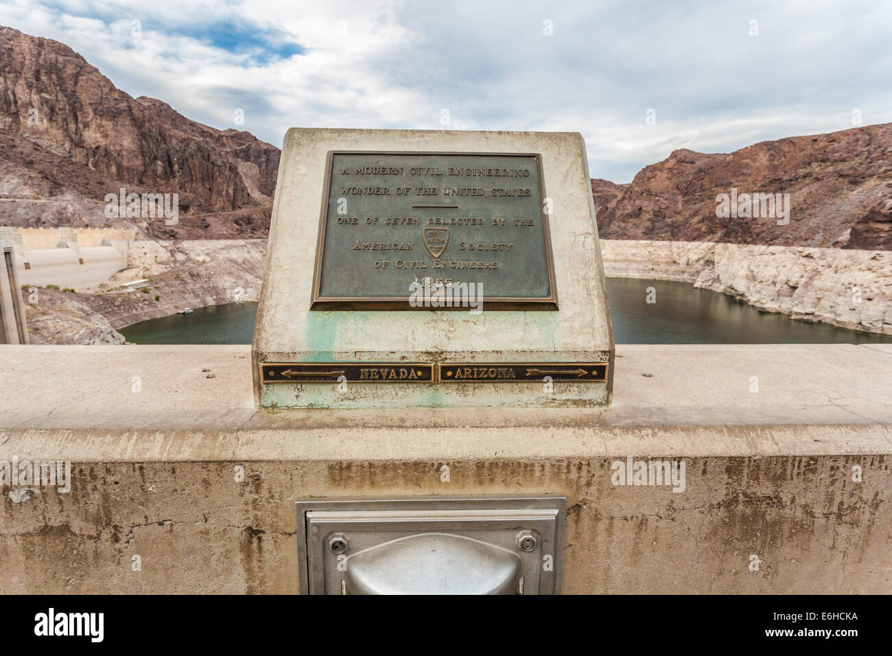 Gedenktafel an der Arizona - Nevada State Linie markiert den Hoover-Staudamm als auf der sieben technischen Wunder der Vereinigten Staaten Stockfoto