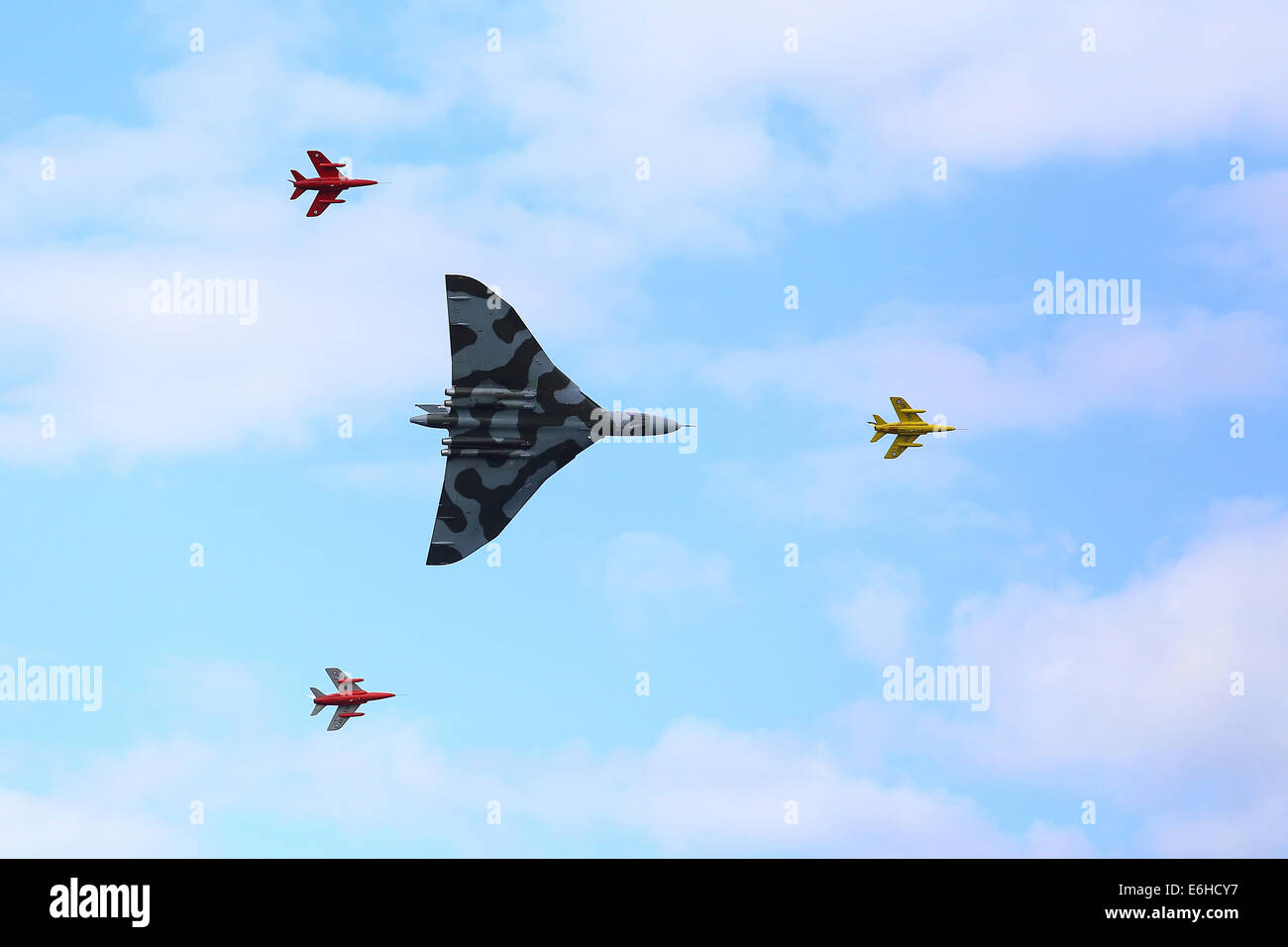 Dunsfold, UK. 23. August 2014. "Flügel und Räder" Airshow Dunsfold: Vulcan-Bomber fliegen über Dunsfold Flugplatz, Surrey, England Credit: Beata Moore/Alamy Live News Stockfoto