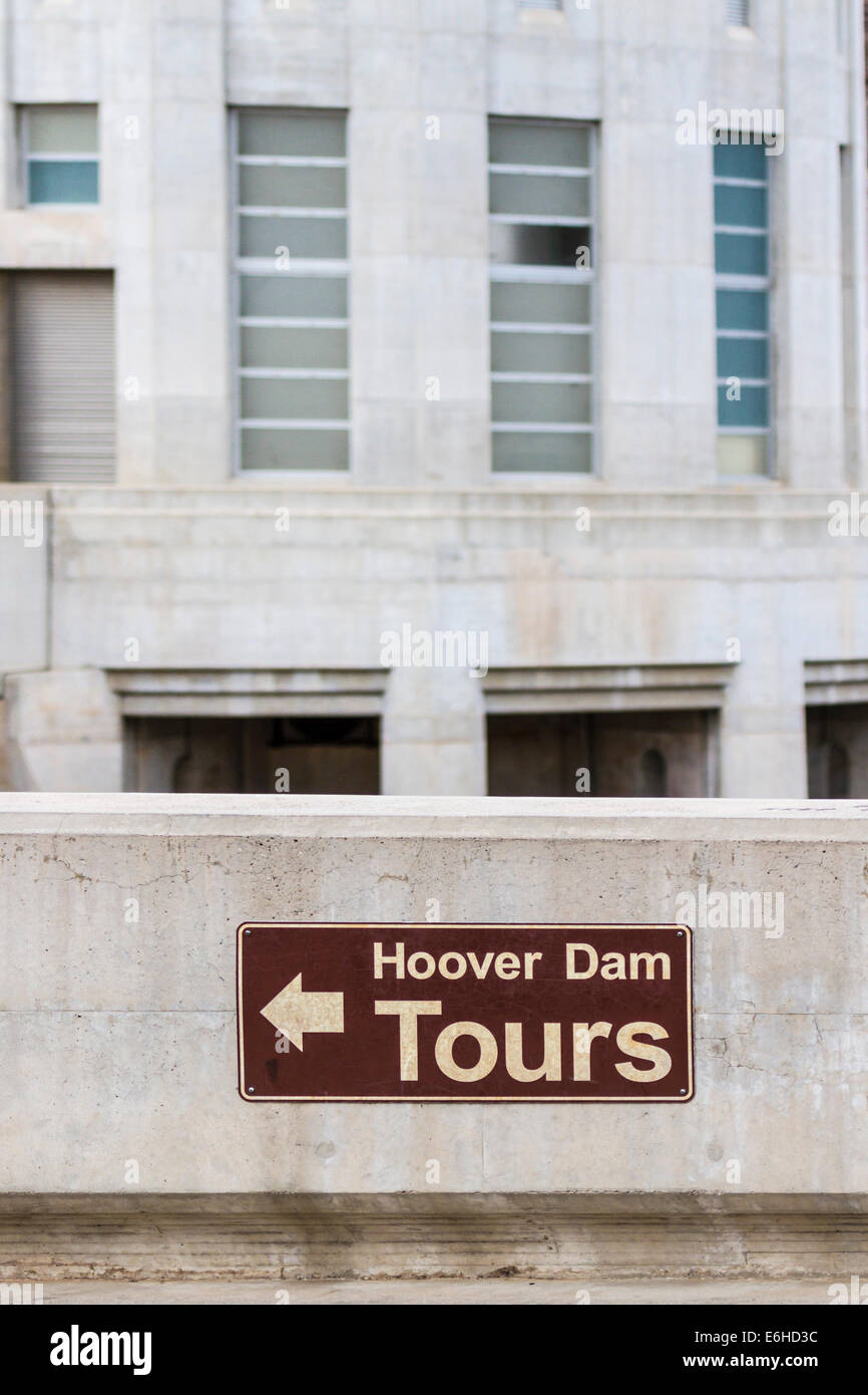 Tour-Zeichen führt Touristen am Hoover-Damm in den Black Canyon des Colorado River in der Nähe von Boulder City, Nevada Stockfoto