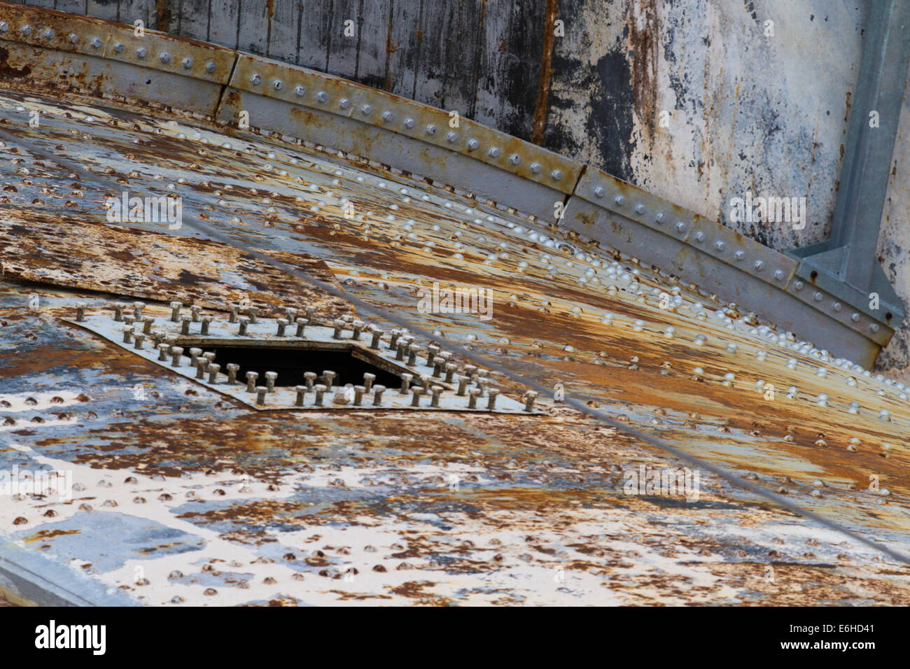 Verrostete Metallstruktur mit Schrauben und Nieten versehen abstrakte Muster für Hintergründe Stockfoto