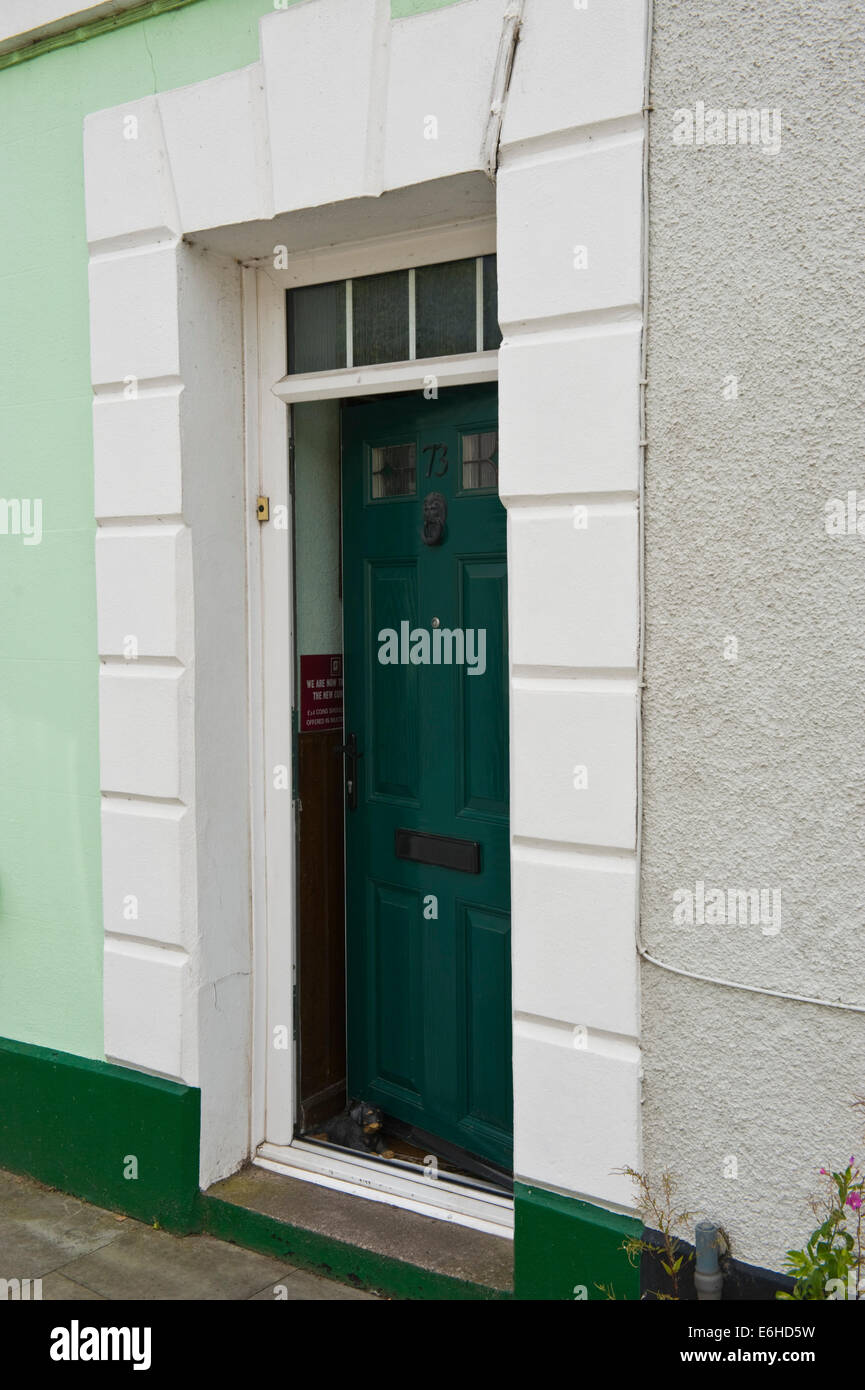 Grüne Nummer 73 offene hölzerne Eingangstür Periode Reihenhaus in Brecon Powys Wales UK Stockfoto