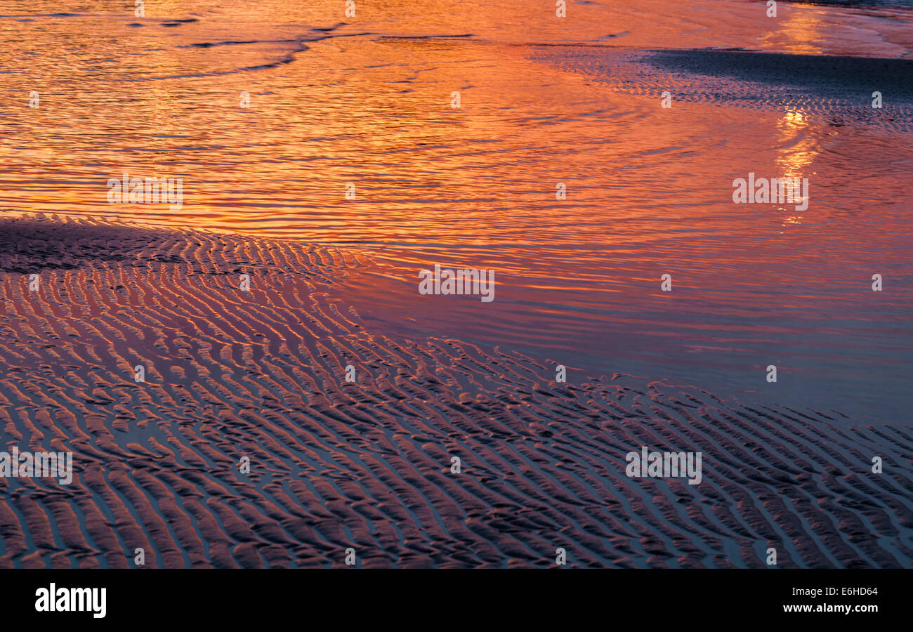 Kräuselt sich dramatische Reflexionen am Strand bei Ebbe in den Golf von Mexiko in der Nähe von Gulfport, Mississippi Stockfoto