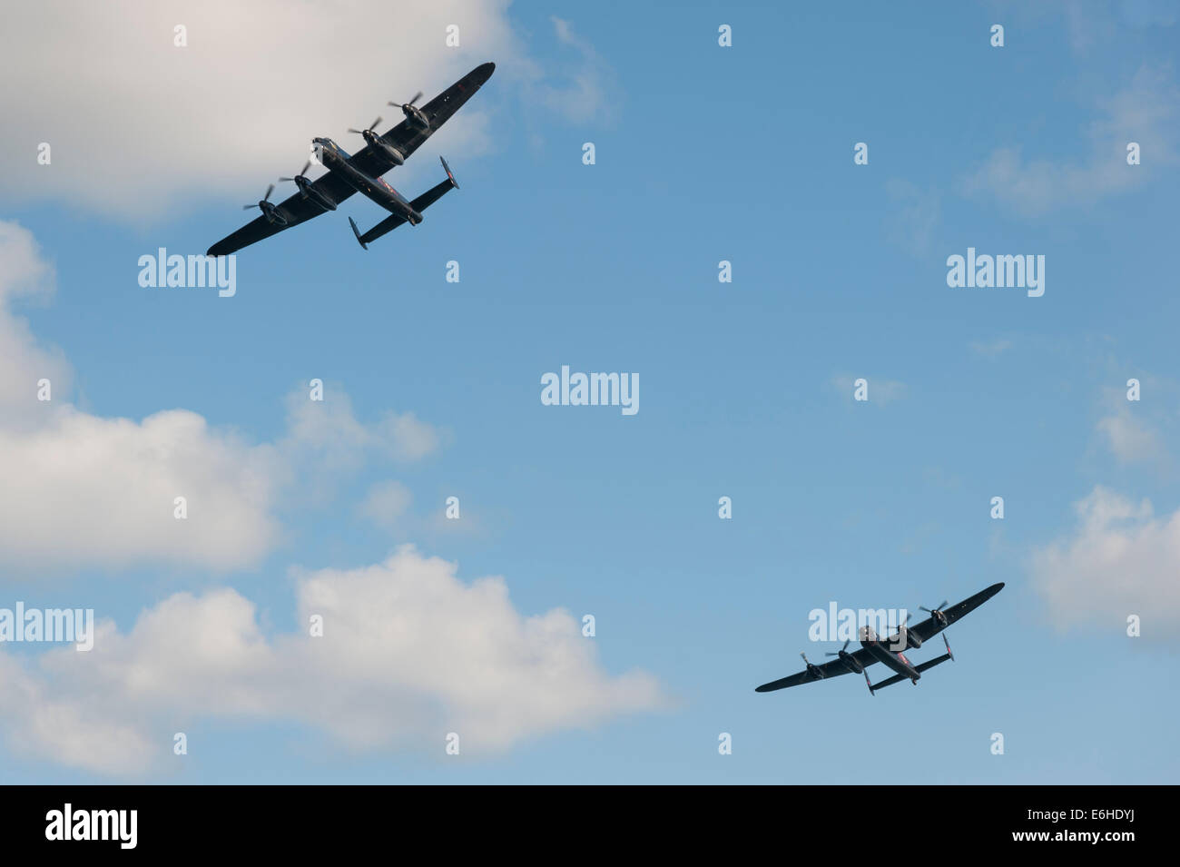 Kampf um das britische Memorial Flight mit Avro Lancasters PA474 "Thumper" und der "Vera" des Canadian Warplane Heritage Museums auf der Dawlish Air Show. Stockfoto