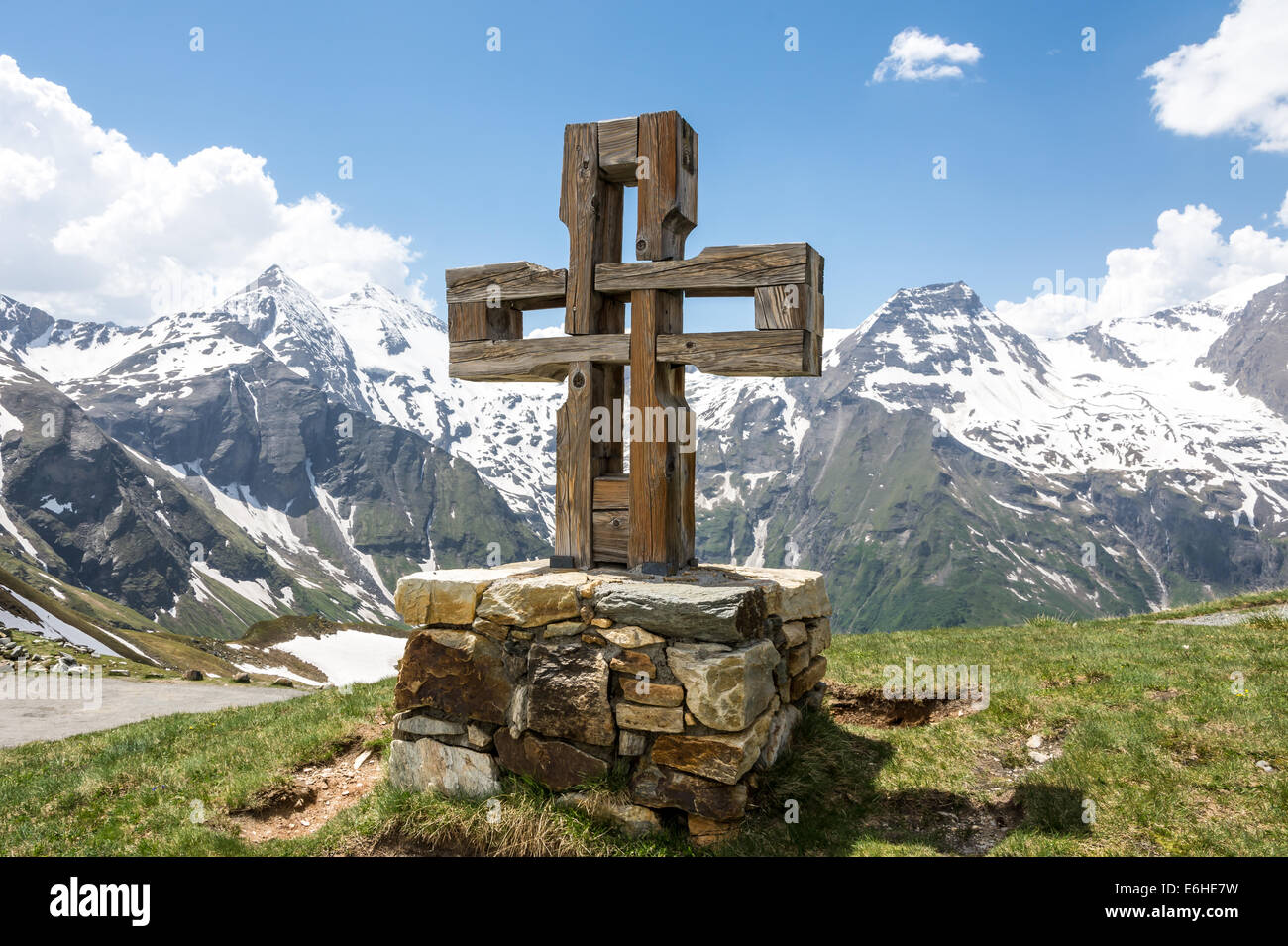 Gipfelkreuz auf die hohen Tauern in Österreich Stockfoto