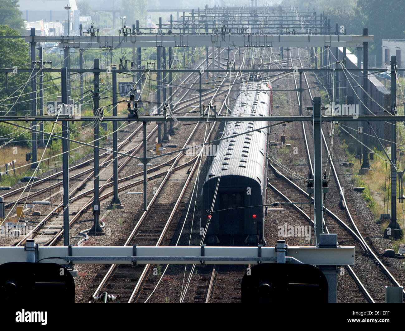 Personenzug verlassen Bahnhof Breda in die Ferne. die Niederlande Stockfoto