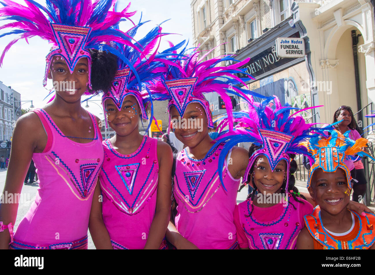 London, UK. 24. August 2014. Tänzer-Kopf für ihren Bereich des die Prozession als Nachtschwärmer darauf vorbereiten, in 2014 der Notting Hill Carnival in London, CelebratingWest indische und andere Kulturen und zieht Hunderttausende zu Europas größten Straßenfest teilnehmen. Bildnachweis: Paul Davey/Alamy Live-Nachrichten Stockfoto