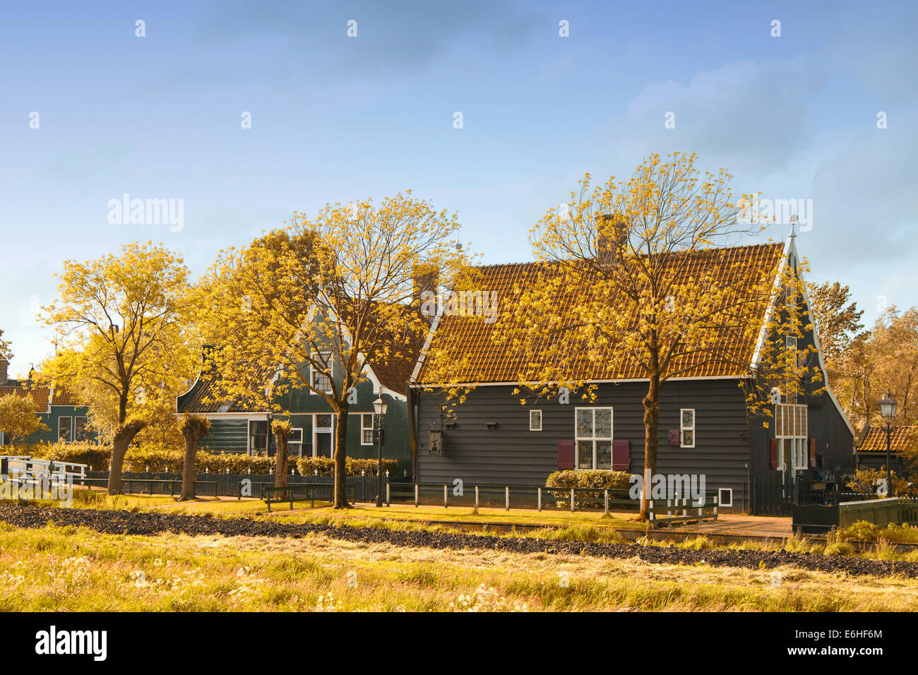 niederländische Landschaft von kleinen Häusern und alten Kanal in Zaanse, Niederlande Stockfoto