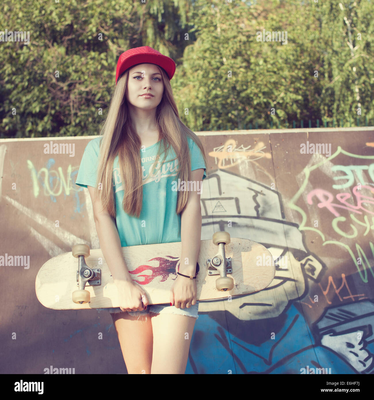 Teengirl mit skateboard Stockfoto, Bild 72914566 Alamy