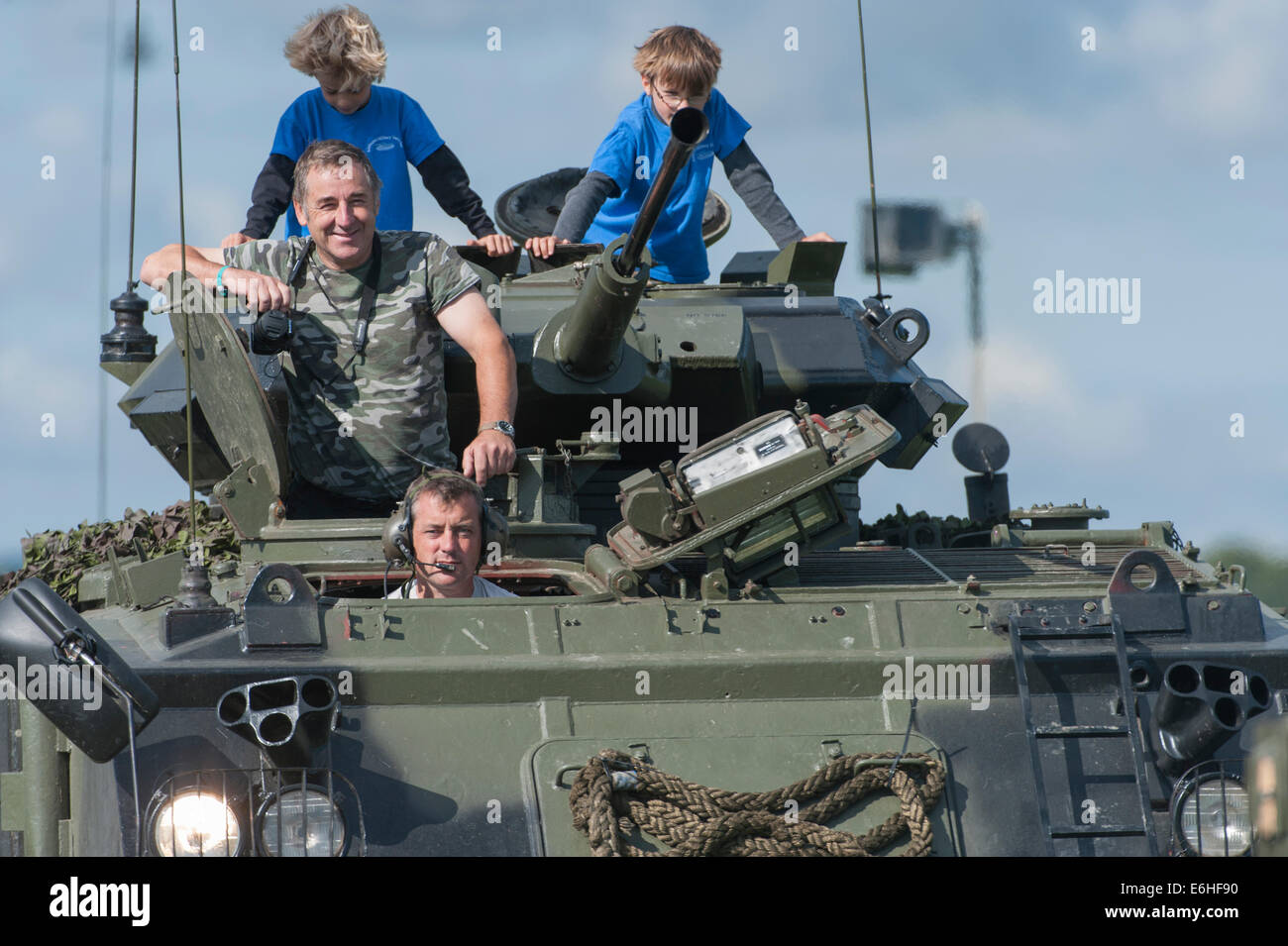 Dunsfold Aerodrome, Surrey UK. Samstag, 23. August 2014. Militärische Rüstung am 10. Dunsfold Flügel und Räder. Bildnachweis: Malcolm Park Leitartikel/Alamy Live-Nachrichten. Stockfoto