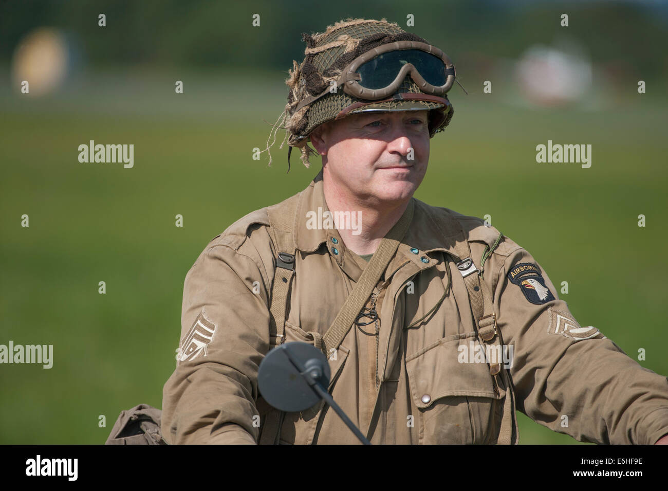 Dunsfold Aerodrome, Surrey UK. Samstag, 23. August 2014. WW2 militärische Uniformen am 10. Dunsfold Flügel und Räder. Bildnachweis: Malcolm Park Leitartikel/Alamy Live-Nachrichten. Stockfoto