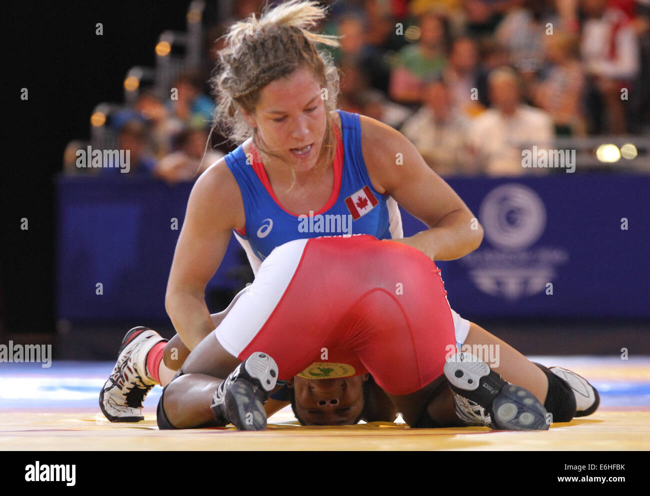 Danielle LAPPAGE von Kanada (blau) V Segen OBORUDUDU of Nigeria (rot) im Freistilringen Frauen 63kg Stockfoto