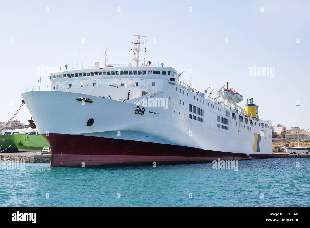 Groß und große Fähre Schiff oder Ladung Schiff im Hafen mit blauem Himmel. Stockfoto