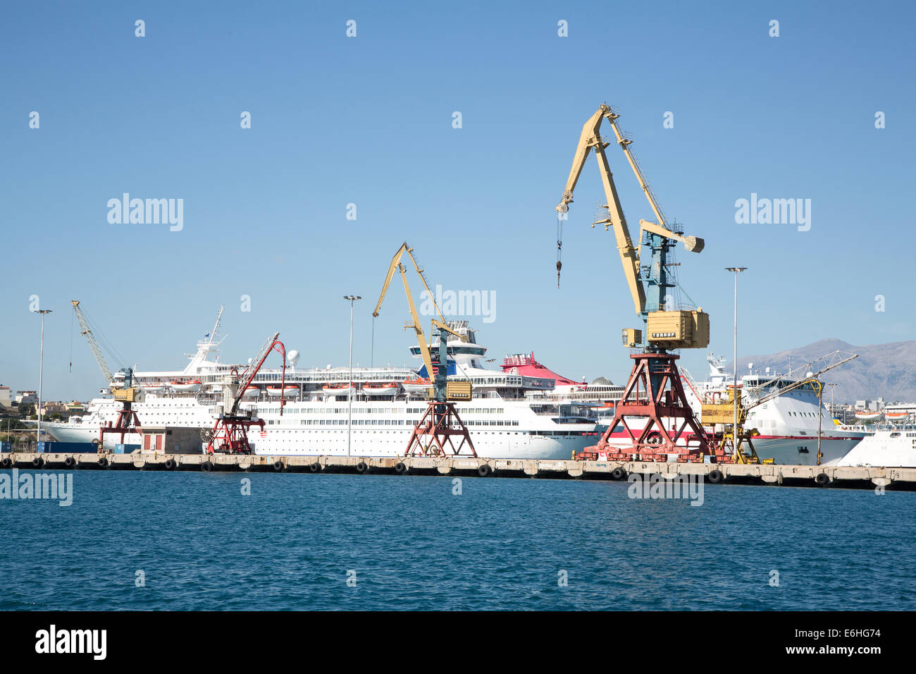 Navigation: Gütertransport auf dem Wasser. Kran im Hafen für Schiffe laden. Stockfoto