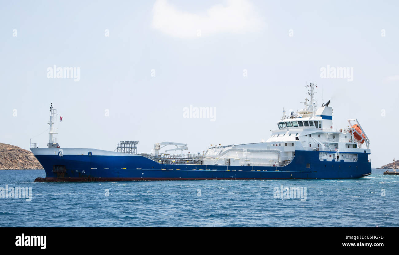 Gas-arbeiten-Schiff auf dem Ozean. Gütertransport auf dem Wasser. Seefahrt Element. Stockfoto
