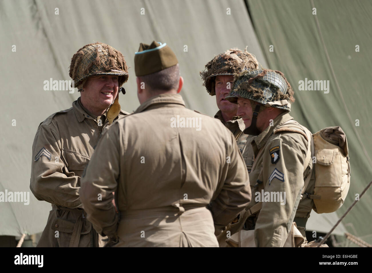 Dunsfold Aerodrome, Surrey UK. Samstag, 23. August 2014. WW2 militärische Uniformen am 10. Dunsfold Flügel und Räder. Bildnachweis: Malcolm Park Leitartikel/Alamy Live-Nachrichten. Stockfoto